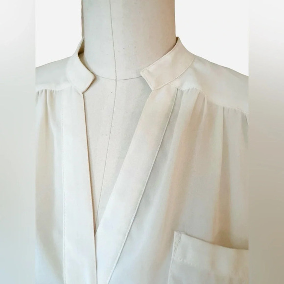 41 Hawthorn- Colibri Rolled sleeve split neck blouse in cream / white - Picture 2 of 8